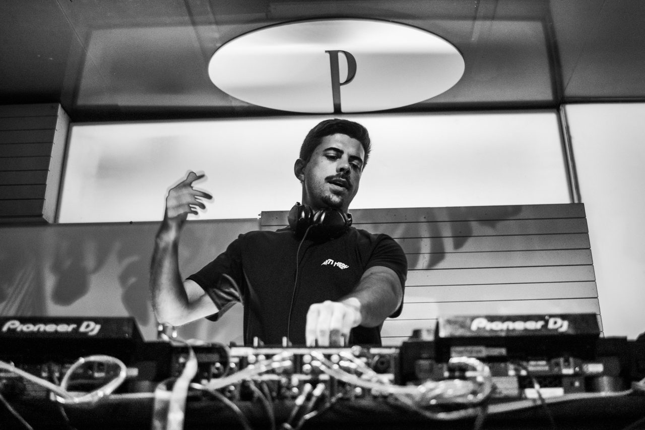 Anti Hero mixando, em preto e branco